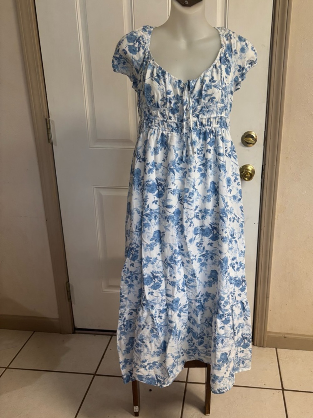 Med August Sky White/Blue Floral Front Tie short sleeve Midi Dress.  In EUC!